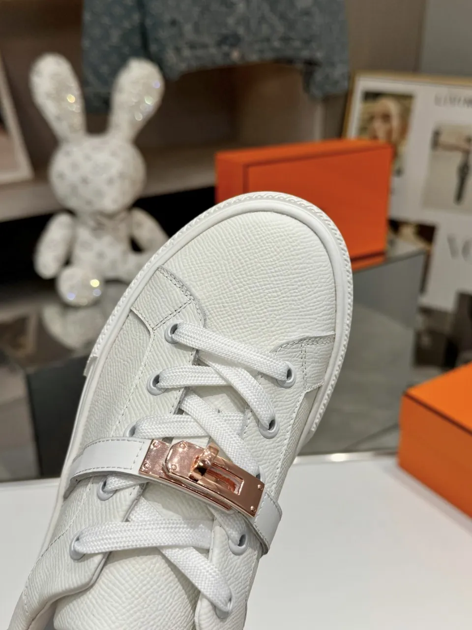 Men's Men's Shoes💰620❤️❤️❤️HERMES 2021 latest Kelly buckle white sneakers are online! The highest version on the market! Purchasing level quality! The H family rarely produces flat casual shoes, and they are styled with classic palladium-plated Kelly shoe buckles! Create a fashionable urban look that perfectly embodies the noble and elegant style of Hermès! Material selection: Fabric imported cowhide, lining + foot pads imported sheepskin, original molded TPU outsole, heavy gold molded kelly buckle full of texture Size: Female: 35-41 (41 is not returnable) Male: 39-45 (45 is not returnable)
